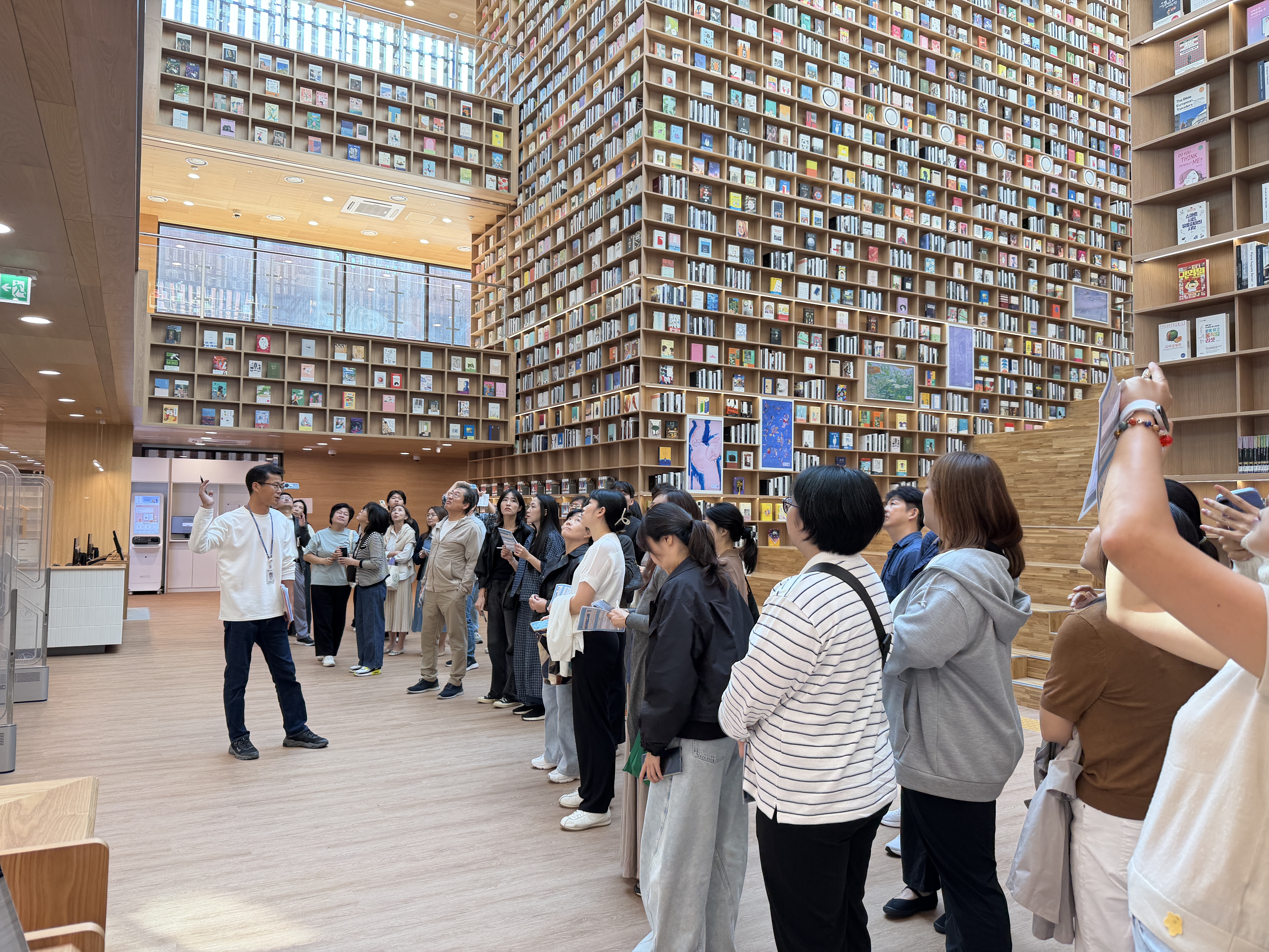 연수구 송도국제도서관이 지난 16일 주민들의 큰 관심과 참여 속에 프리오픈 데이를 성공적으로 개최했다